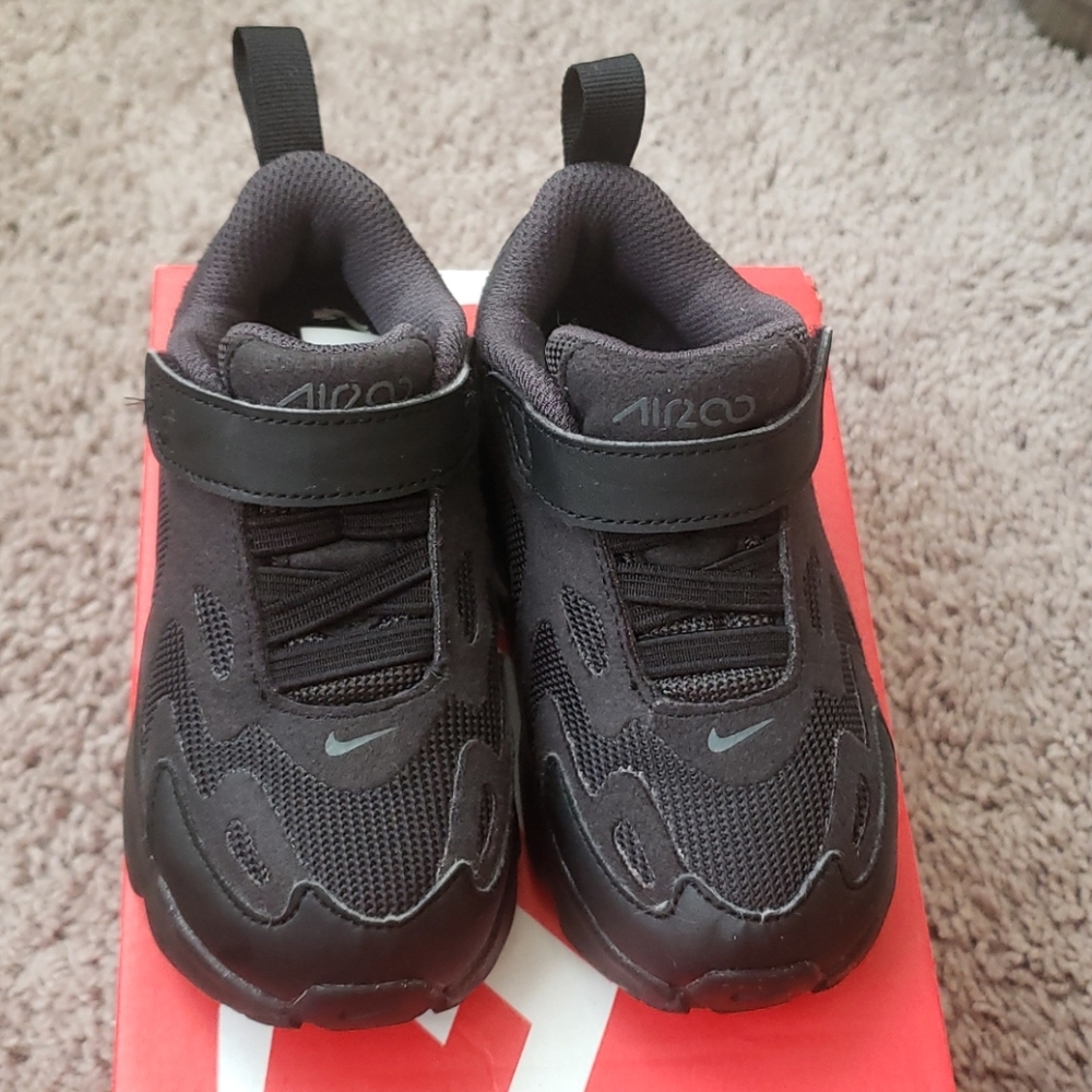 Toddler nike are max 200